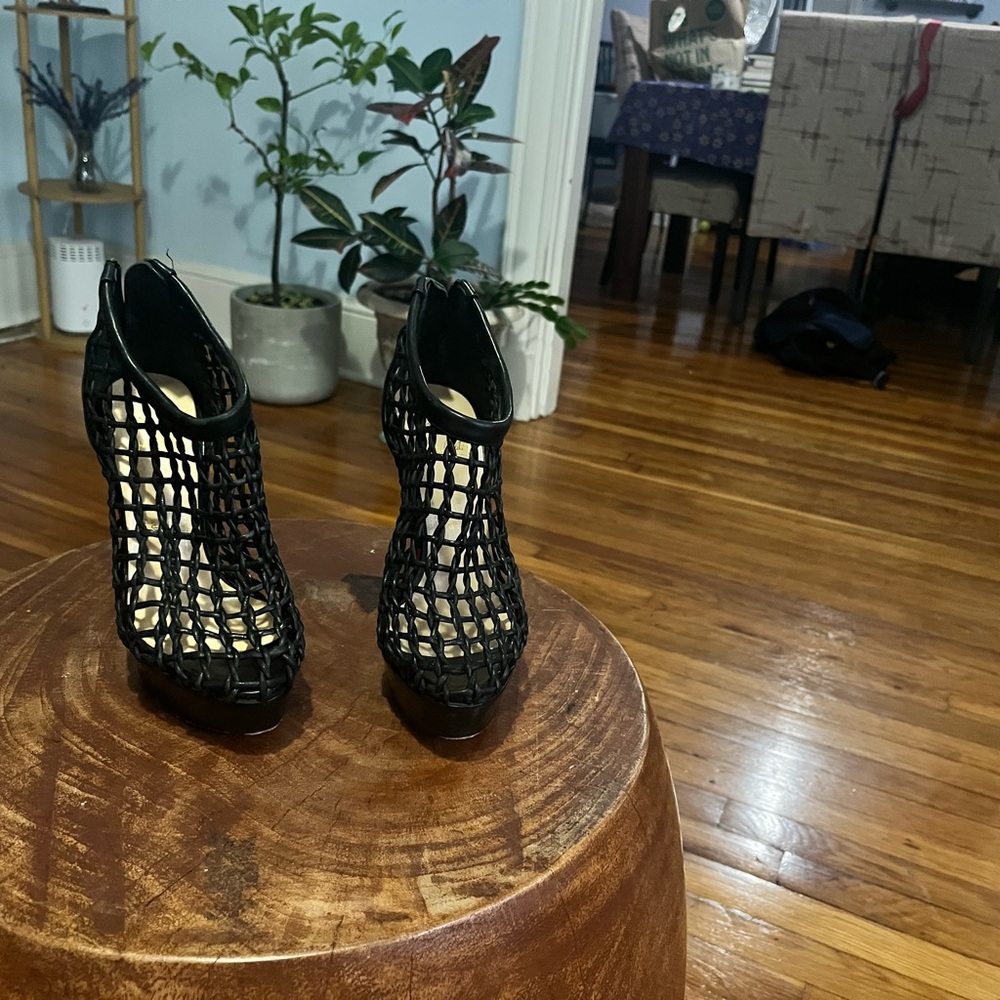 Christian Louboutin Coussin 140 caged ankle bootie in black woven leather - Picture 6 of 7